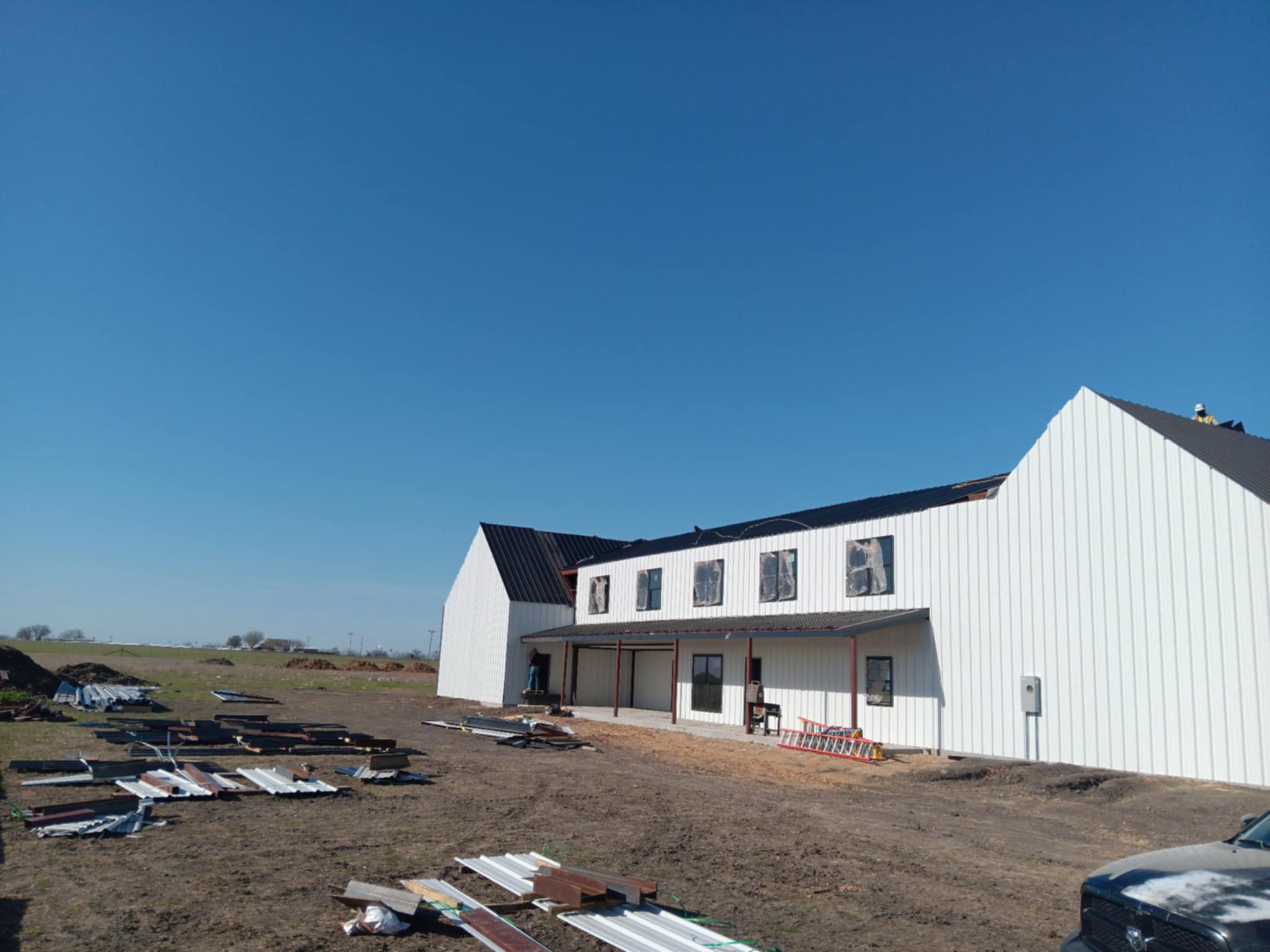 Residential barndominium steel construction in progress